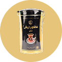 علبة شاي معدنية فاخرة باللونين الأسود والذهبي من علامة عالكورنيش ضمن إطار دائري ذهبي.